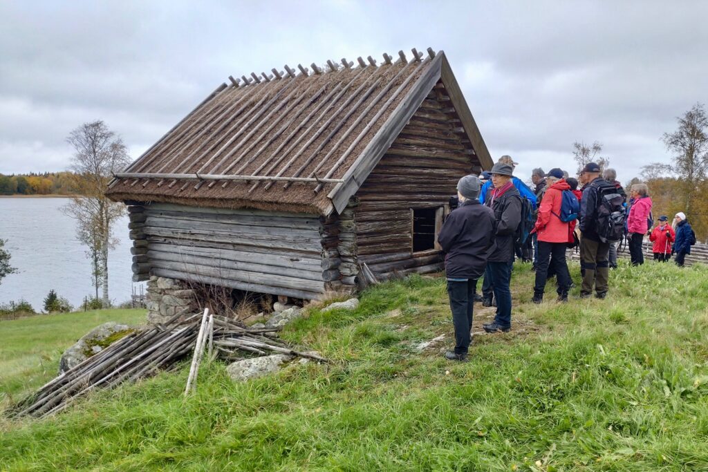 Efter en promenad då vi bl.a. passerats platsen, Åsen, där stugan en gång låg kom vi till länets äldsta hölada från 1600-talet.