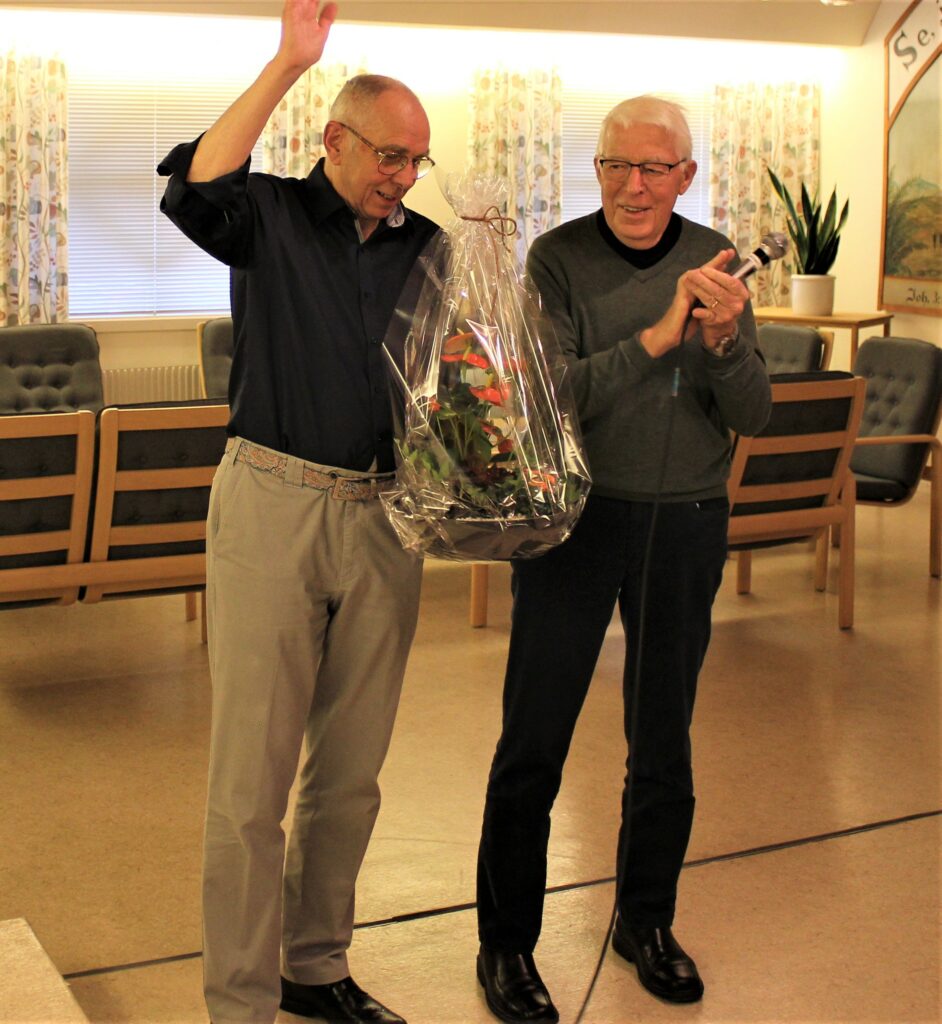 Eskil Folkelid gjorde sig till tolk för medlemmarna och överräckte en underbar blomsteruppsättning till ordförande Roland Gunnarsson. Även Anders Berthling, som representant för Ingaryds Natur, uttryckte sin uppskattning över vad Ingaryds Vänner gör på Ingaryd