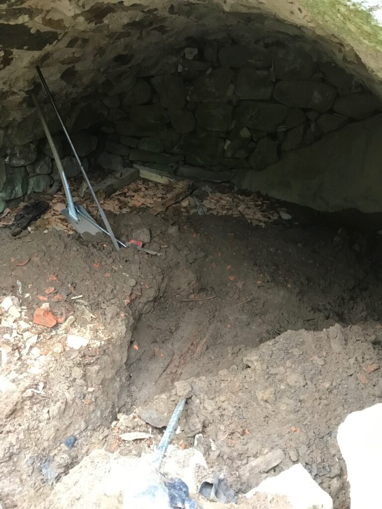 Ett tjock lager inne i källaren grävdes bort och en dränering lades in.