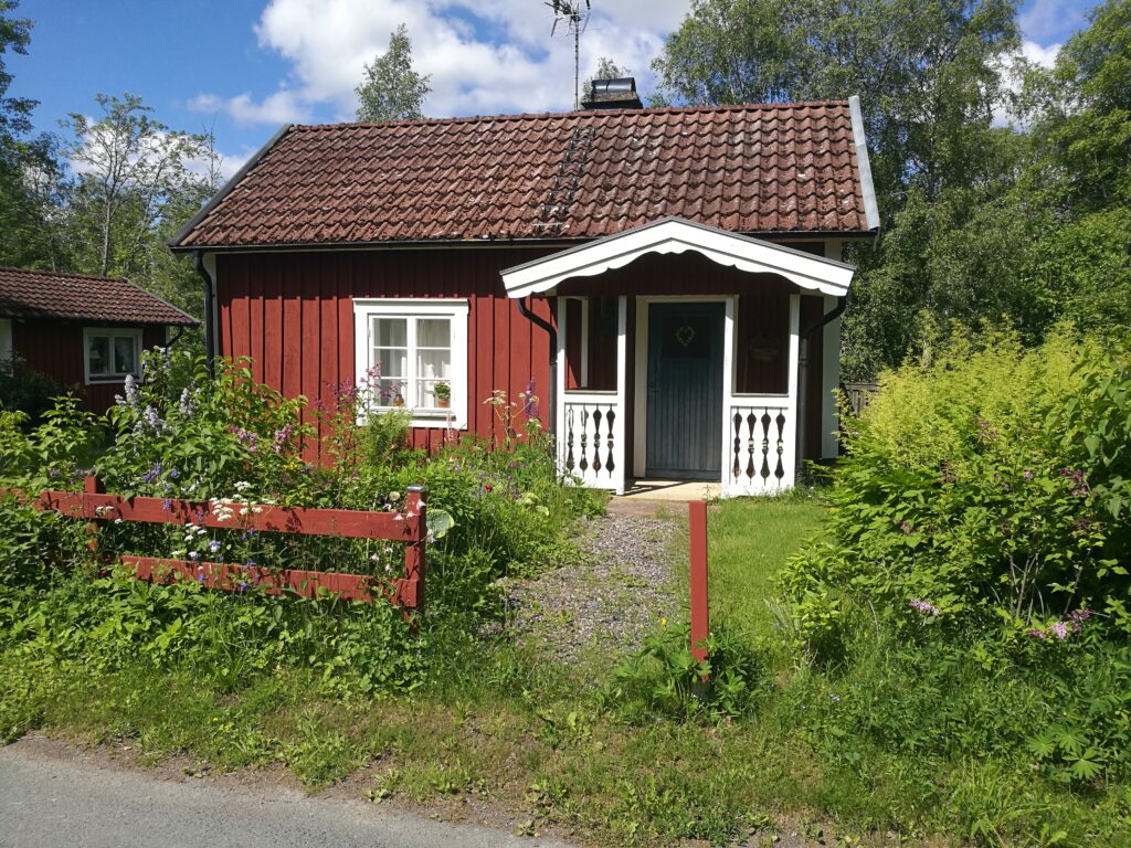 Här passerade vi "Strykerskans" lilla stuga på gränsen mellan Svarttorp och Järsnäös.