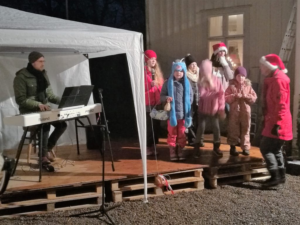 Barnkören sjöng ackompanjerad av Björn Sandberg