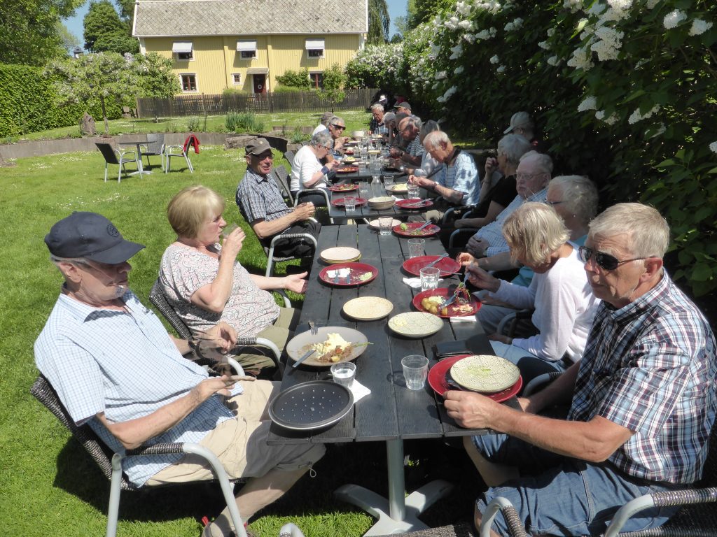Vid lunchen på Hällekis Trädgårdscafé kunde man välja skuggan invid häcken eller solsidan.