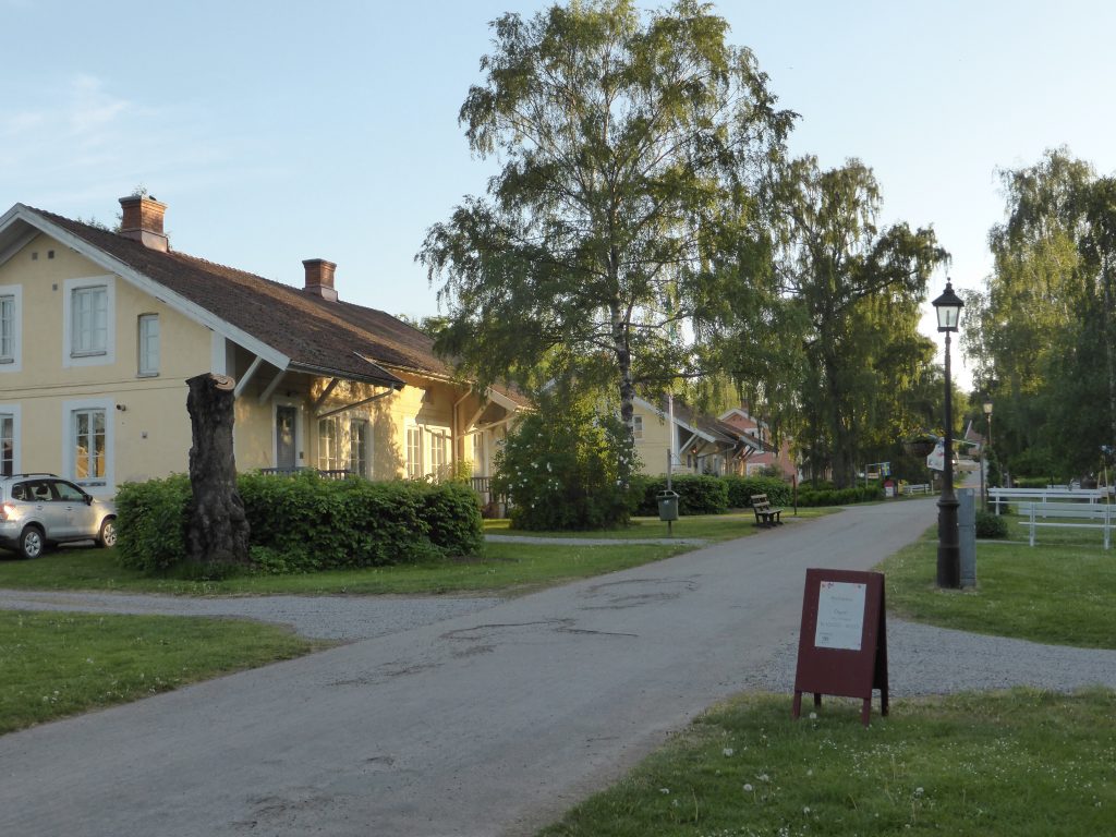 Incheckning på Falkängens speciella vandrarhem. 8 arbetarbostäder från slutet av 1800-talet som byggts om. Toalett och pentry på varje rum. 8 rum i varje hus. Här bodde en gång i tiden 63 familjer, ca 300 personer.