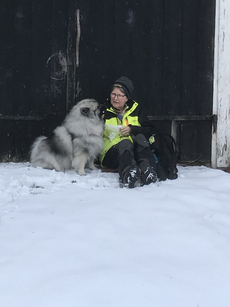 Gudrun Engman med sin keshound