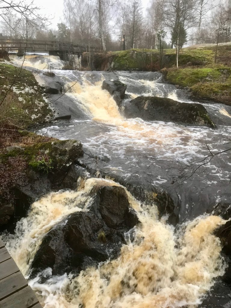 Vid den mäktiga forsen har stigar och broar iordningställt så att man kan beskåda vattendraget. Efter Hällstorpsdammen byter ån namn till Lillån, som rinner mellan golfbanan och skogskyrkogården ut i Tabergsån.