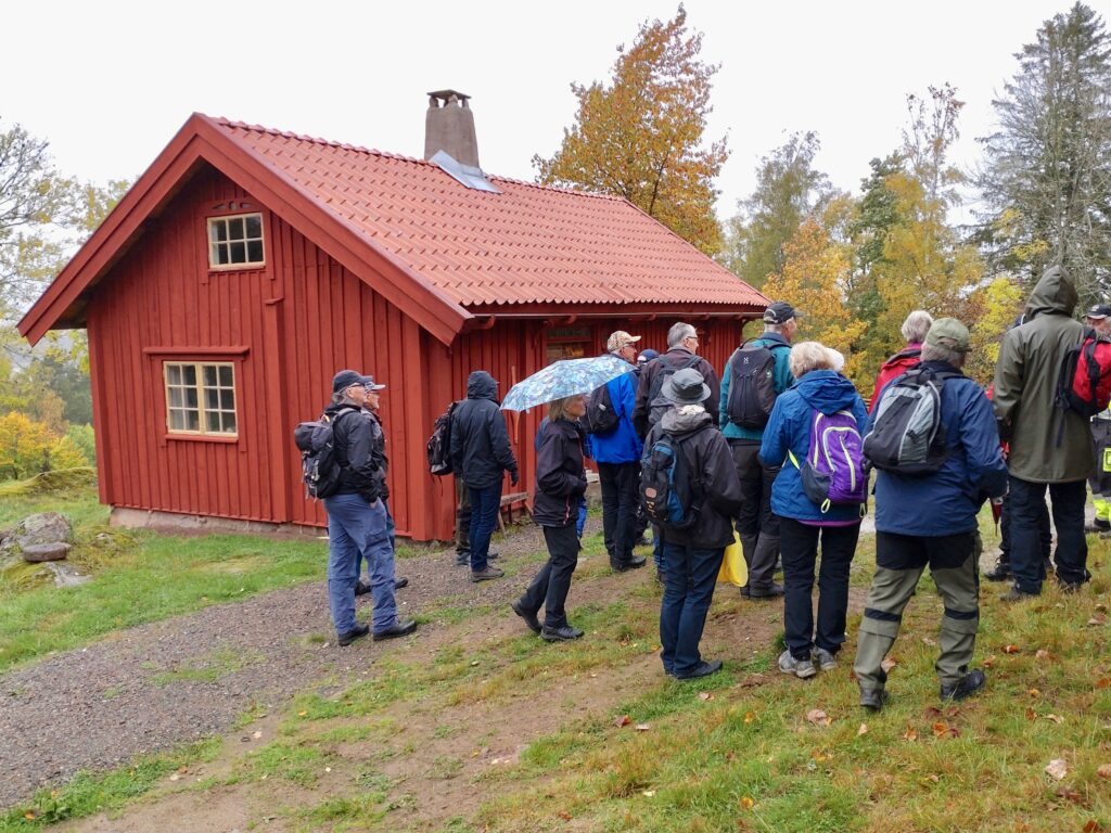 Vi startade vid den stuga som varit förebild för Åsa-Nisses Knohult och nu står vid L:a Björudden.