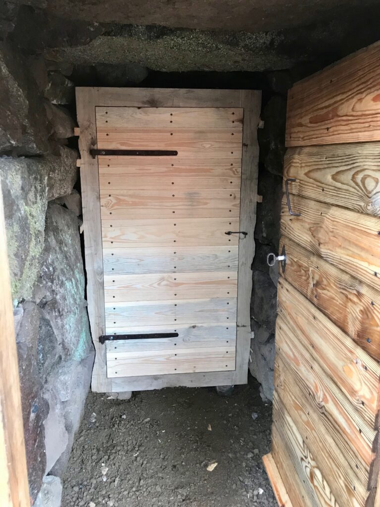 Till en källare måste det finnas dubbla dörrar.