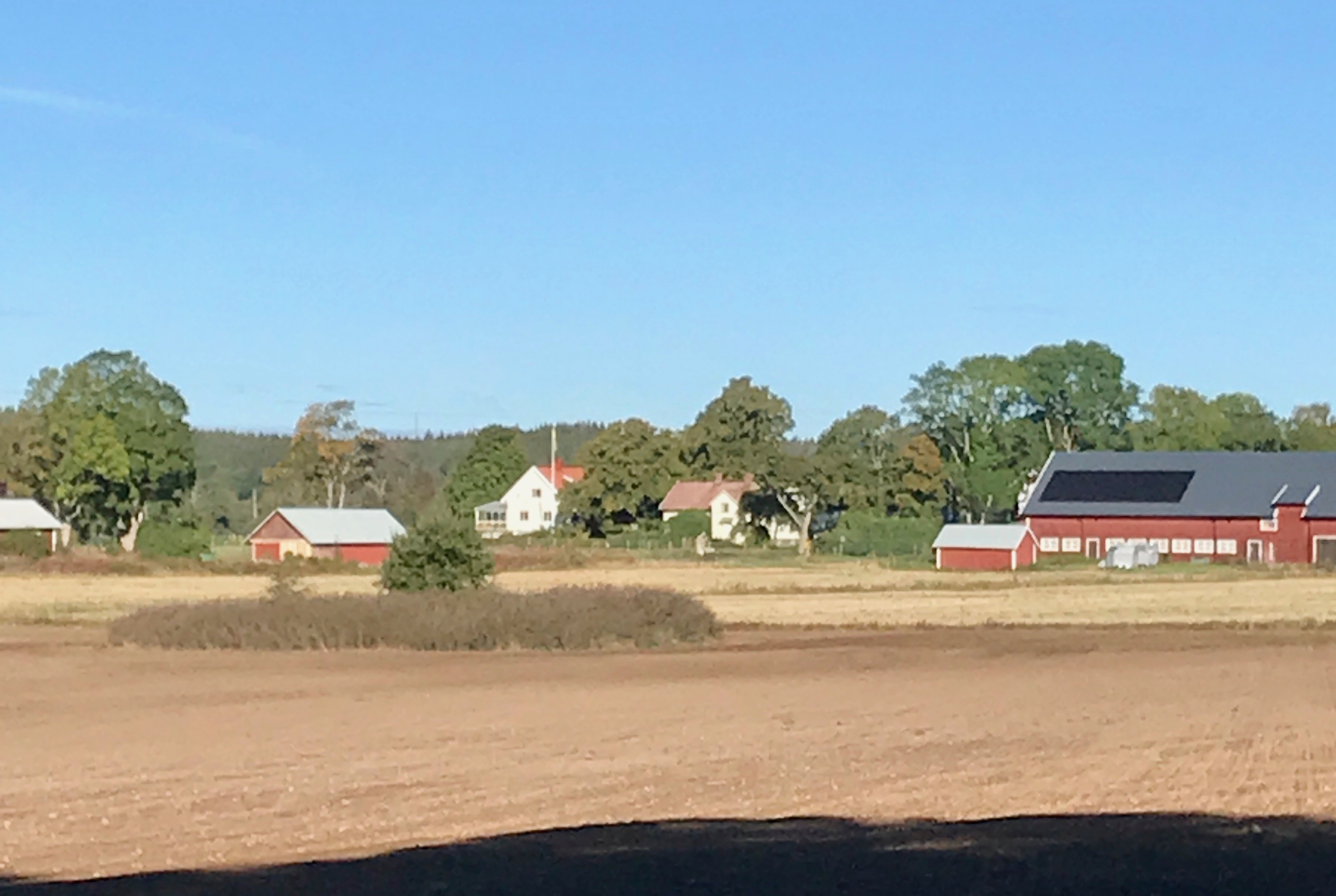 Över fälten såg vi Jan-Åkes barndomshem i Rogberga.
